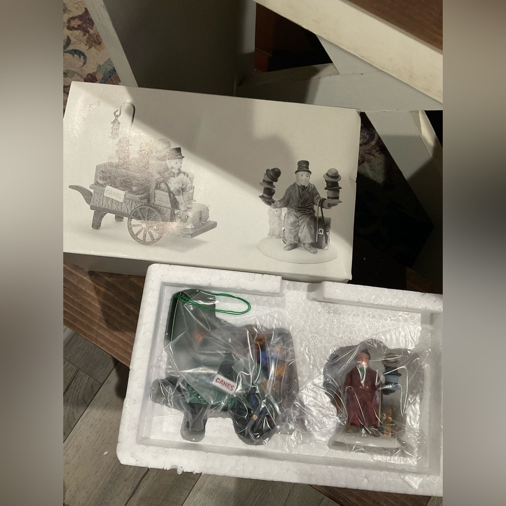 Chelsea market hat monger‎ dept 56 Holiday Figurine Set with Cart and Vendor